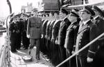 Gen. Charles de Gaulle, już jako przywódca Wolnych Francuzów, w czasie inspekcji załogi niszczyciela „Léopard” w czerwcu 1942 r. 