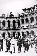 Adolf Hitler (w jasnym płaszczu) podbity Paryż odwiedził tylko raz: 23 czerwca 1940 r. 
