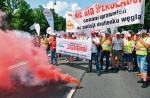 Protestujące w środę w stolicy związki zawodowe działające w branży energetyczno-górniczej domagają się m.in. gwarancji pracowniczych w procesie transformacji energetyki.