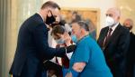 Prezydent Andrzej Duda wręcza medal Petrze Hrudzewyczowi