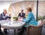 Angela Merkel i Joe Biden  w kuluarach szczytu G7  w Kornwalii.  W środku  Jan Hecker, doradca kanclerz Merkel  