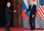 Joe Biden pierwszy podał rękę Putinowi i mówił o „dwóch superpotęgach”. To punkt dla Kremla 