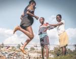 Jedynym kontynentem z bardzo wysokim przyrostem naturalnym pozostanie Afryka.  Na zdjęciu: dziewczyny grające w skakankę  w Kiberze, slumsach kenijskiego Nairobi