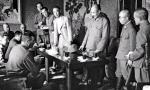 Dowództwo japońskiej Armii Kwantuńskiej omawia warunki kapitulacji z radzieckim generałem pułkownikiem Andriejem Krawczenką