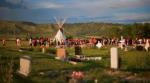 Członkowie plemienia Cowessess spotkali się  26 czerwca  na miejscu dawnej szkoły Marivel w stanie Saskatchewan, gdzie odkryto 750 grobów uczniów wywodzących się z ludności tubylczej 