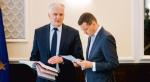 Premier Mateusz Morawiecki  i wicepremier Jarosław Gowin  wciąż  negocjują ustawy składające się na Polski Ład  