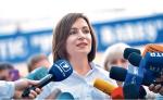 Prezydent Maia Sandu przed jedną z komisji wyborczych 