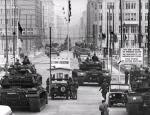 Próba sił i wojna nerwów: amerykańskie i radzieckie czołgi stojące naprzeciw siebie, gotowe do strzału. Berlin, 28 października 1961 r. 