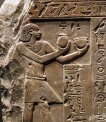 Stela przedstawiająca faraona Intefa II – władcę starożytnego Egiptu z XI dynastii – ofiarującego bogom mleko i piwo 