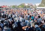 W odpowiedzi na zawieszenie parlamentu przez prezydenta na ulice Tunisu wyszły tysiące ludzi 