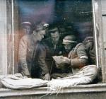 Grupa powstańców z 3. kompanii Batalionu „Kiliński” czytająca prasę w oknie Gimnazjum św. Wojciecha na ul. Górskiego 2. Pierwszy z lewej: kpr. pchor. Zbigniew Dębski „Prawdzic” 