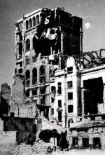 Walki powstańców z Niemcami o zdobycie gmachu PAST-y trwały od 2 do 20 sierpnia 1944 r. (budynek został poważnie uszkodzony)