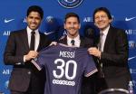 Leo Messi w towarzystwie szefa PSG Nassera Al-Khelaifi (z lewej) i dyrektora sportowego klubu, Brazylijczyka Leonardo 