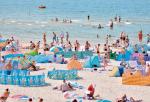 Latem tego roku nadmorskie plaże zapełniły tłumy turystów, większe niż w poprzednich sezonach 