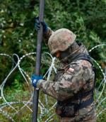 Polscy żołnierze stawiają zasieki na granicy z Białorusią 