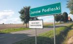 Na wjeździe  do Janowa Podlaskiego zawisły tablice informujące  o stanie wyjątkowym. Jednak sama osada jest wyłączona  z tego reżimu,  ale obowiązuje  on na okolicznych terenach,  nawet do 8 km  w głąb kraju. 