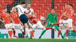 Wembley, 31 marca tego roku: Harry Maguire zdobywa w 85. minucie zwycięską bramkę dla Anglii w wygranym 2:1 meczu z Polską  