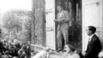 Louis-Ferdinand Céline przemawiający na progu swojego domu, 1933 r.