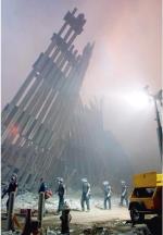 11 września 2001 r. strażacy  u podnóża tego, co rano było World Trade Center 