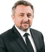 Piotr Tomaszewski jest prezesem Bankowego Funduszu Gwarancyjnego  od marca 2020 r. Z bankowością związany od 1992, od 1999 w BZ WBK, w 2017 r. został dyrektorem Santander Biura Maklerskiego. Ukończył handel zagraniczny na Uniwersytecie Gdańskim.