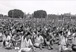 Tysiące młodych Indonezyjczyków na wiecu poparcia dla Sukarno. Dżakarta, 10 listopada 1945 r. 