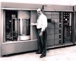 4 września 1956 r. firma IBM pokazała pierwszy model pamięci o nazwie IBM 350. Miał on pojemność 5 MB i ważył tonę 
