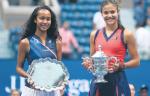 Sensacyjne bohaterki US Open z nagrodami. Oczywiście znacznie ważniejsze były czeki – na 2,5 miliona dolarów dla triumfatorki turnieju Brytyjki Emmy Raducanu (z prawej)  i połowę tej kwoty dla finalistki, Kanadyjki Leylah Fernandez