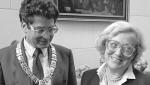 Burmistrz Amsterdamu Ed van Thijn wręcza Idzie Fink Nagrodę Literacką im. Anny Frank, wrzesień 1985 r.