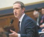 Implikacje  awarii Facebooka mogą być znacznie  dalej idące,  niż się  wydaje.  Mark Zuckerberg  (na zdj.)  ma powody  do obaw 