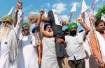 Rolnicy protestujący 4 października w Amritsarze w stanie Pendżab nieśli kukły czołowych polityków 