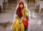 Indie, Bombaj. W oczekiwaniu na zastrzyk szczepionką Covaxin, którą stworzono w Indiach,  nie doczekawszy się pomocy z zagranicy 