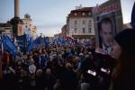 Uwielbienie dla Donalda Tuska wyrażane na proeuropejskiej demonstracji  w stolicy 10 października nie przełożyło się na uczucia większości Polaków.  Z sondażu wynika, że nieufność wobec lidera PO jest wyższa niż wobec Jarosława Kaczyńskiego 