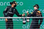 Lewis Hamilton (z lewej) i Max Verstappen na podium po Grand Prix USA w Austin 