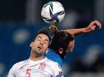 Sergio Busquets  (z lewej, podczas meczu z Kosowem)  – ostatni piłkarz obecnej reprezentacji Hiszpanii, który był w zespole  w czasach jego największej chwały 