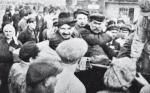Tomasz Dąbal (w kapeluszu) – zdjęcie zostało wykonane w Kijowie (1925 r.). Po aresztowaniu  przez NKWD stracono go 21 sierpnia 1937 r. w Moskwie, w ramach stalinowskich czystek  