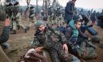 Białoruscy żołnierze  pilnują obozu imigrantów  na granicy.  Z Mińska docierają  kolejni 