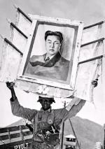 Amerykański żołnierz sił ONZ pokazuje portret przywódcy Korei Północnej Kim Ir Sena, znaleziony 14 czerwca 1952 r. w obozie jenieckim w Koje  