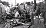 Wojna koreańska: ranni amerykańscy żołnierze otrzymują pierwszą pomoc, 25 lipca 1950 r. 