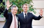 Pod nieobecność Angeli Merkel Emmanuel Macron i Mario Draghi (z lewej) przejmują inicjatywę w Unii 