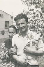 Tadeusz Różewicz (1921-2014) z mamą Stefanią (1895–1957). Zdjęcie z archiwum rodzinnego z okresu wojny.  Drugie zdjęcie przedstawia pisarza na próbie w 2003 r.