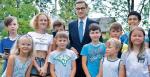 Mateusz Morawiecki (na zdjęciu  z dziećmi  ze szkoły  w Ładzyniu) podkreśla,  że rządowi PiS zależy  na polskich rodzinach   