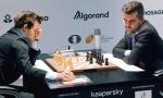 Magnus Carlsen i Jan Niepomniaszczi przy szachownicy w Dubaju 