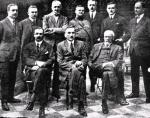 Żaden poważny historyk nie kwestionuje wielkiej roli Romana Dmowskiego (na zdjęciu: siedzi w środku, w otoczeniu działaczy Komitetu Narodowego Polskiego, członków delegacji na paryską konferencję pokojową w Paryżu, 1918 r.) w odzyskaniu przez nasz kraj niepodległości. 