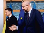 Prezydent Ukrainy Wołodymyr Zełenski (z lewej) i przewodniczący Rady Europejskiej Charles Michel przed środowymi rozmowami w Brukseli 
