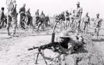 Wojna indyjsko-pakistańska, grudzień 1971 r. Na pierwszym planie: żołnierz indyjski z lekkim karabinem maszynowym Bren 