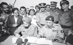 Gen. Jagjit Singh Aurora z armii indyjskiej i gen. Amir Abdullah Khan Niazi z armii pakistańskiej podpisują dokumenty, które zakończyły wojnę i doprowadziły do ​​powstania Bangladeszu 