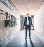 Ken Follett w tunelu bunkra przeciwatomowego w Kelvedon Hatch. W najnowszej powieści Folletta pojawia się wątek zagrożenia nuklearnego 