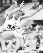 Elżbieta Duńska-Krzesińska w skoku w dal, którym zdobyła złoty medal na XVI Igrzyskach Olimpijskich w Melbourne 27 listopada 1956 r. 