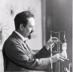 Prof. Rudolf Weigl podczas badań zachorował na tyfus i karmił wszy własną krwią.  