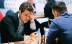 Magnus Carlsen (z lewej)  w pojedynku  z Merabem Gagunaszwilim z Gruzji podczas mistrzostw świata  w Warszawie 